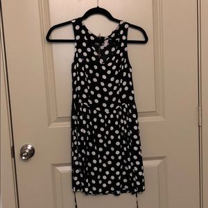 flattering polka-dot dress!Perfect for daily wear!